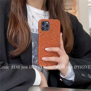 シャネル iphone17/16pro レザー ケース カメリア型押し iphone15pro/14pro max 保護ケース 女性向け chanel風 携帯ケース iphone13 可愛い アイフォン11 カバー 人気 ブランド