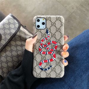 アイフォン16pro/15pro カバー グッチ 蛇 蜂 iphone14/13pro ケース ハイ ブランド メンズ iphone12/12pro 携帯ケース 刺繡 GUCCI iphone11pro max 保護カバー ペア 大人 アイフォンxs/xr ケース かっこいい