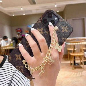 ヴィトンコピー iphone17/16pro ケース おすすめ メンズ iphone15/14pro max/13pro/12ケース チェーンチャーム LV アイフォンカバー 大人 シンプル iphonexs max/xr 携帯ケース おしゃれ