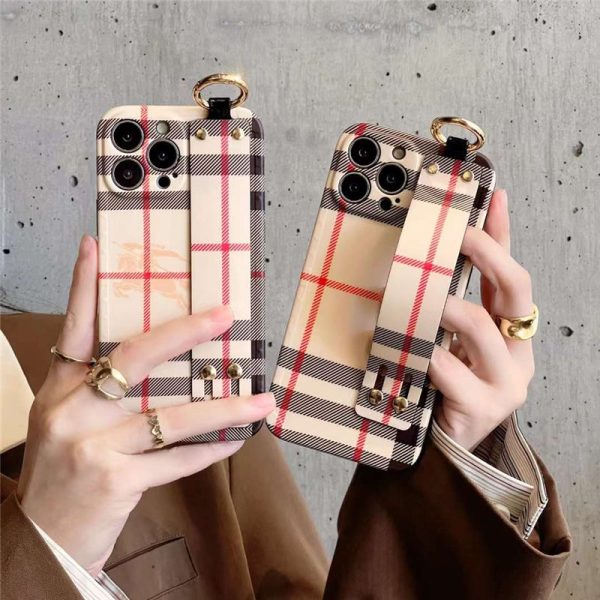 burberry スマホケース iphone15pro/14/14pro ベルト付き バーバリー風 iphone13/12pro max ケース クマ チェック柄 アイフォンカバー iphone11/11pro パロディ お揃い シンプル