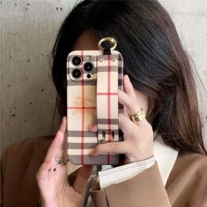 burberry スマホケース iphone16pro/15/14pro ベルト付き バーバリー風 iphone13/12pro max ケース クマ チェック柄 アイフォンカバー iphone11/11pro パロディ お揃い シンプル burberry スマホケース iphone16pro/15/14pro ベルト付き バーバリー風 iphone13/12pro max ケース クマ チェック柄 アイフォンカバー iphone11/11pro パロディ お揃い シンプル