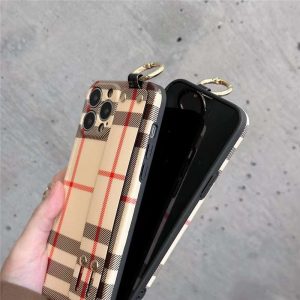burberry スマホケース iphone16pro/15/14pro ベルト付き バーバリー風 iphone13/12pro max ケース クマ チェック柄 アイフォンカバー iphone11/11pro パロディ お揃い シンプル burberry スマホケース iphone16pro/15/14pro ベルト付き バーバリー風 iphone13/12pro max ケース クマ チェック柄 アイフォンカバー iphone11/11pro パロディ お揃い シンプル