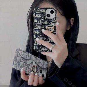 iphone17/17pro/16pro max ケース dior 刺繡風 iphone15/14pro カバー ディオールコピー レディース アイフォンミニ 携帯ケーストロッターⅮ金具 高級プレゼント iphone17/17pro/16pro max ケース dior 刺繡風 iphone15/14pro カバー ディオールコピー レディース アイフォンミニ 携帯ケーストロッターⅮ金具 高級プレゼント