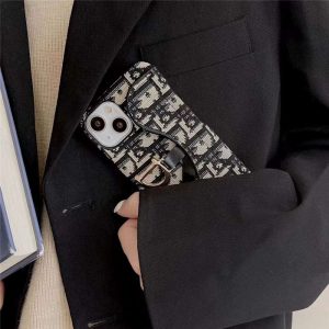 iphone17/17pro/16pro max ケース dior 刺繡風 iphone15/14pro カバー ディオールコピー レディース アイフォンミニ 携帯ケーストロッターⅮ金具 高級プレゼント iphone17/17pro/16pro max ケース dior 刺繡風 iphone15/14pro カバー ディオールコピー レディース アイフォンミニ 携帯ケーストロッターⅮ金具 高級プレゼント