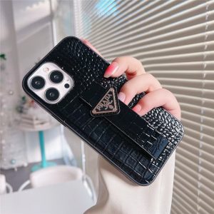 プラダ アイフォンケース 16/15/15pro バンド付き prada風 iphone14/13pro max ケース 大人 シンプル iphone12/11 携帯カバー 夫婦 お 揃い プラダ アイフォンケース 16/15/15pro バンド付き prada風 iphone14/13pro max ケース 大人 シンプル iphone12/11 携帯カバー 夫婦 お 揃い