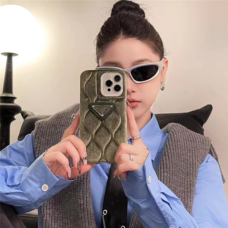 プラダ iphone15/15pro ケース もこもこ おしゃれ iphone14/13 ケース 