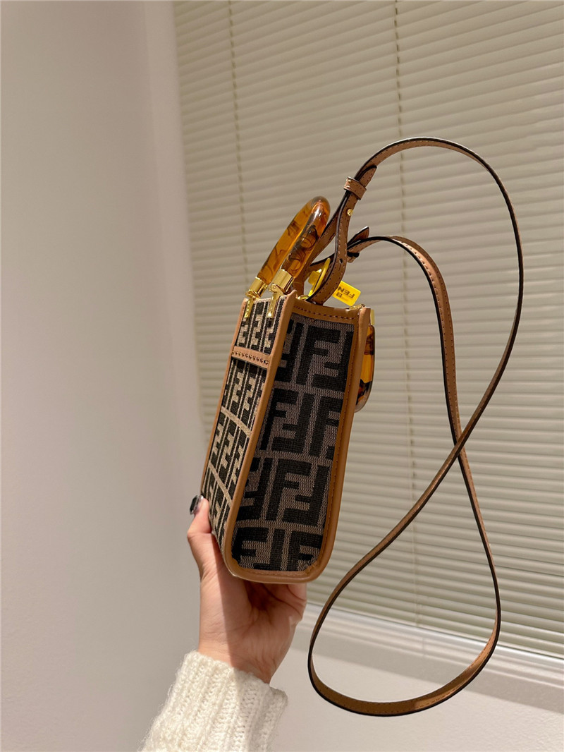 fendi トート バッグ フェンディ サンシャイン ショッパー ミニ ポシェット ブランド 縦型 ハンドバッグ 小さめ おしゃれ fendi トート バッグ フェンディ サンシャイン ショッパー ミニ ポシェット ブランド 縦型 ハンドバッグ 小さめ おしゃれ