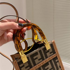 fendi トート バッグ フェンディ サンシャイン ショッパー ミニ ポシェット ブランド 縦型 ハンドバッグ 小さめ おしゃれ fendi トート バッグ フェンディ サンシャイン ショッパー ミニ ポシェット ブランド 縦型 ハンドバッグ 小さめ おしゃれ