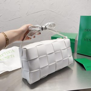 ボッテガ カセット クロス ボディ バッグ bv 編み込み ショルダーバッグ レザー おしゃれ