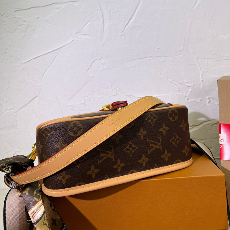 【カジュアルにも◎/白系】Louis Vuitton バッグ ディアヌ ベルト・LV イニシャル 40MM “モノグラム” モノグラム・マカサー