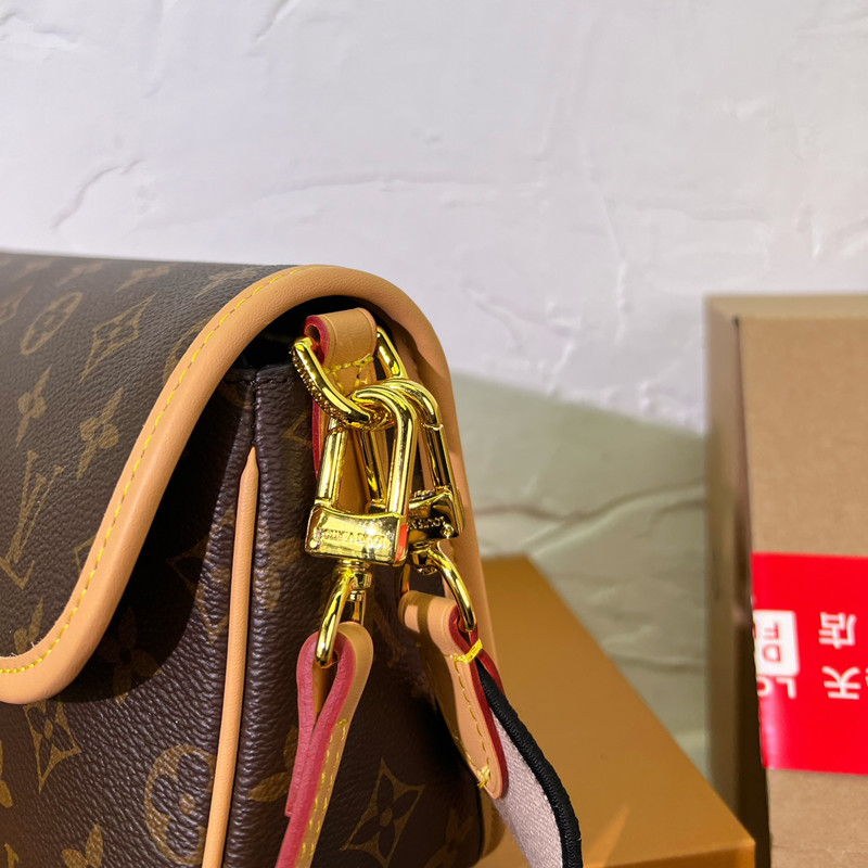 【カジュアルにも◎/白系】Louis Vuitton バッグ ディアヌ ベルト・LV イニシャル 40MM “モノグラム” モノグラム・マカサー