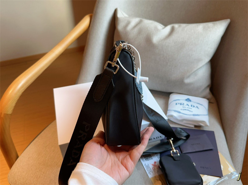 PRADA☆Re-Edition 2005 Re-Nylon バッグ ポーチ付☆すぐ届く