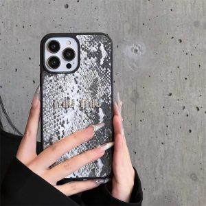 miumiu iphone17/16pro ケース パイソン 型押し スマホケース ミュウ ミュウ iphoneケース カップル iphone14/13ケース ブランド コピー iphoneケース 人気 女子 かわいい