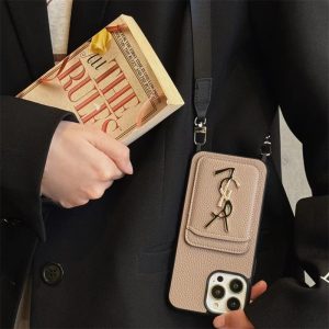 サンローラン スマホショルダー ysl iphone17 ケース iphone16/16pro ケース ショルダー おしゃれ 携帯 カバー カード 入れ 背面ポケット iphoneケース ブランド コピー サンローラン スマホショルダー ysl iphone17 ケース iphone16/16pro ケース ショルダー おしゃれ 携帯 カバー カード 入れ 背面ポケット iphoneケース ブランド コピー