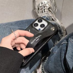マルジェラ iphone17/17pro ケース maison margiela iphone16/15pro ケース バンド 付き iphone ケース ブランド おしゃれ iphone14/13 ケース ハイブランド スマホケース カップル マルジェラ iphone17/17pro ケース maison margiela iphone16/15pro ケース バンド 付き iphone ケース ブランド おしゃれ iphone14/13 ケース ハイブランド スマホケース カップル