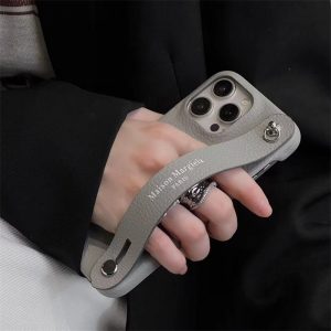 マルジェラ iphone17/17pro ケース maison margiela iphone16/15pro ケース バンド 付き iphone ケース ブランド おしゃれ iphone14/13 ケース ハイブランド スマホケース カップル マルジェラ iphone17/17pro ケース maison margiela iphone16/15pro ケース バンド 付き iphone ケース ブランド おしゃれ iphone14/13 ケース ハイブランド スマホケース カップル