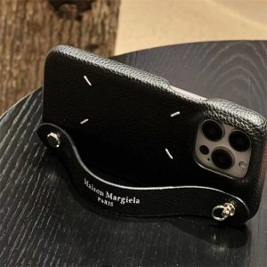 マルジェラ iphone17/17pro ケース maison margiela iphone16/15pro ケース バンド 付き iphone ケース ブランド おしゃれ iphone14/13 ケース ハイブランド スマホケース カップル マルジェラ iphone17/17pro ケース maison margiela iphone16/15pro ケース バンド 付き iphone ケース ブランド おしゃれ iphone14/13 ケース ハイブランド スマホケース カップル