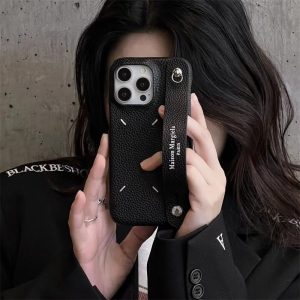 マルジェラ iphone16/15/15pro ケース maison margiela iphone14/14pro ケース バンド 付き iphone ケース ブランド おしゃれ iphone13/12 ケース ハイブランド スマホケース カップル