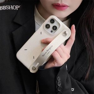 【Maison Margiela】iPhone15Proケース ストラップ付き SALE] Maison Margiela メゾンマルジェラ チェーンストラップ