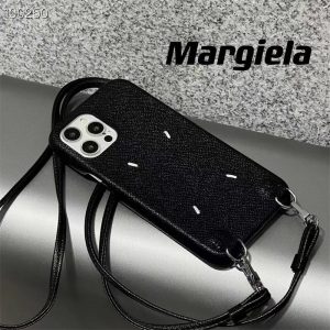 【Maison Margiela】iPhone15Proケース ストラップ付き マルジェラアイフォン15/15proケースショルダー 4ステッチ 男性