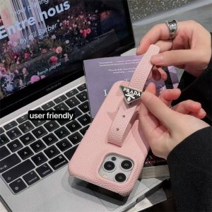プラダ iphone17/16pro ケース ベルト 付き prada アイフォン15/15プロ ケース iphone14/13 ケース レザー ブランド iphone12ケース ハイブランド メンズ 人気 女子