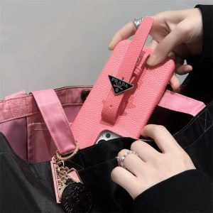 プラダ iphone17/16pro ケース ベルト 付き prada アイフォン15/15プロ ケース iphone14/13 ケース レザー ブランド iphone12ケース ハイブランド メンズ 人気 女子
