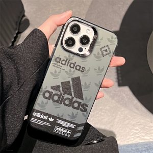 iphone16/16pro ケース アディダス iphoneケース お揃い ブランド adidas スマホケース カップル iphone15/14 ケース 韓国 アイドル iphone13/12 ケース ブランド 人気 メンズ 女子