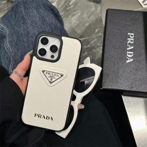 スマホケース プラダ サフィアーノレザー prada iphone17/16 ケース iphone17pro/16pro ケース ハイ ブランド iphone15/15pro ケース 男性 プレゼント ブランド iphone14/13 ケース 芸能人