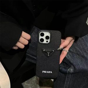 スマホケース プラダ サフィアーノレザー prada iphone17/16 ケース iphone17pro/16pro ケース ハイ ブランド iphone15/15pro ケース 男性 プレゼント ブランド iphone14/13 ケース 芸能人