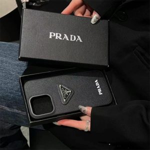 スマホケース プラダ サフィアーノレザー prada iphone17/16 ケース iphone17pro/16pro ケース ハイ ブランド iphone15/15pro ケース 男性 プレゼント ブランド iphone14/13 ケース 芸能人