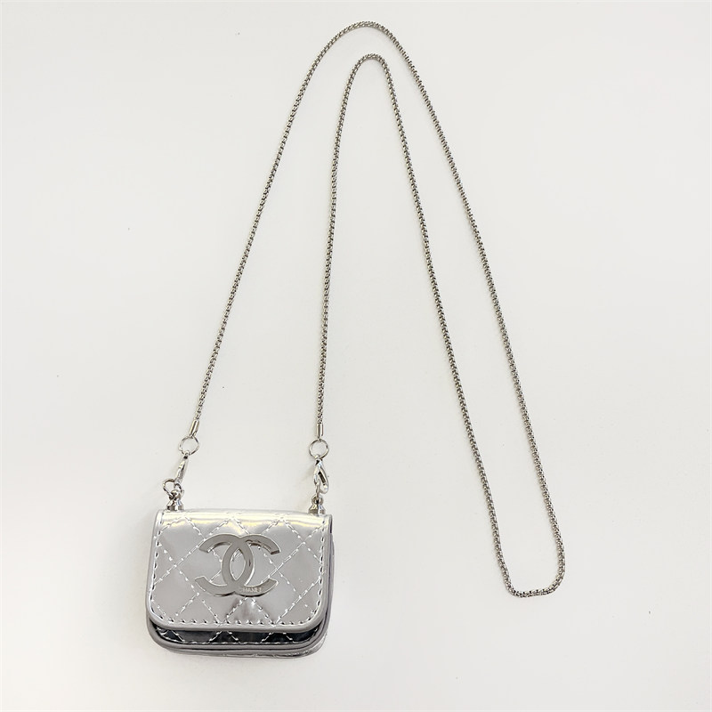 【新品】シャネル　CHANEL airpods ネックレス　ケース　シルバー CHANEL 返品可 シャネル AirPods Pro ネックレスケース