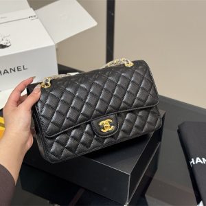 Alternative view of シャネル バッグ コピー chanel マトラッセ ショルダー バッグ チェーン 黒 白 カバン ブランド レディース 鞄 人気 ゴールドロゴ付き