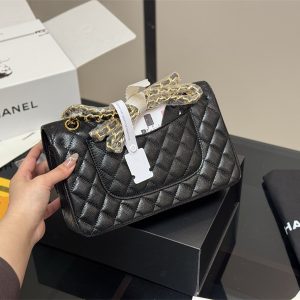 シャネル バッグ コピー chanel マトラッセ ショルダー バッグ チェーン 黒 白 カバン ブランド レディース 鞄 人気 ゴールドロゴ付き