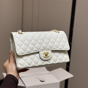 シャネル バッグ コピー chanel マトラッセ ショルダー バッグ チェーン 黒 白 カバン ブランド レディース 鞄 人気 ゴールドロゴ付き