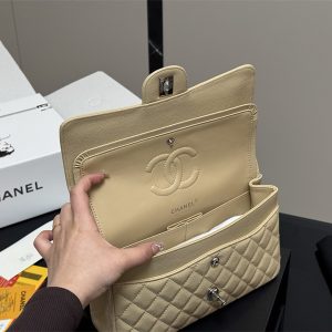 シャネル バッグ コピー chanel マトラッセ ショルダー バッグ チェーン 黒 白 カバン ブランド レディース 鞄 人気 ゴールドロゴ付き