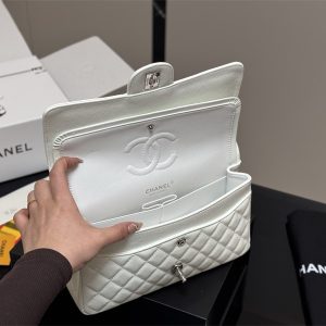 シャネル バッグ コピー chanel マトラッセ ショルダー バッグ チェーン 黒 白 カバン ブランド レディース 鞄 人気 ゴールドロゴ付き