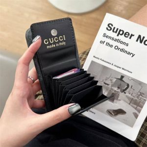 gucci スマホケース iphone17 グッチ iphone ケース 背面 収納 アイフォン 17プロ ケース ハイ ブランド iphone16/16promax ケース カード ケース 付き ブランド スマホケース 流行り